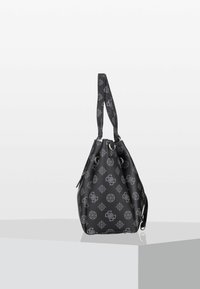 Zwarte emmer bag met grijze logo's, soepel textuurmateriaal, dubbele draagriemen en zilverkleurige hardware-accenten. Inclusief detail met zijrits.