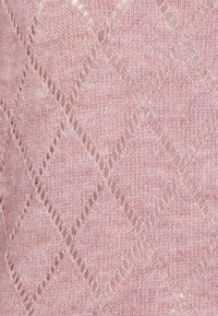 Weiches rosa gestricktes Material mit einem rautenförmigen Spitzenmuster, das ein strukturiertes, halbtransparentes Design schafft.