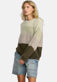 Chunky gebreide trui met horizontale strepen in lichtgroen, blush, beige en donkergroen. Beschikt over een zachte, gestructureerde afwerking en brede mouwen.