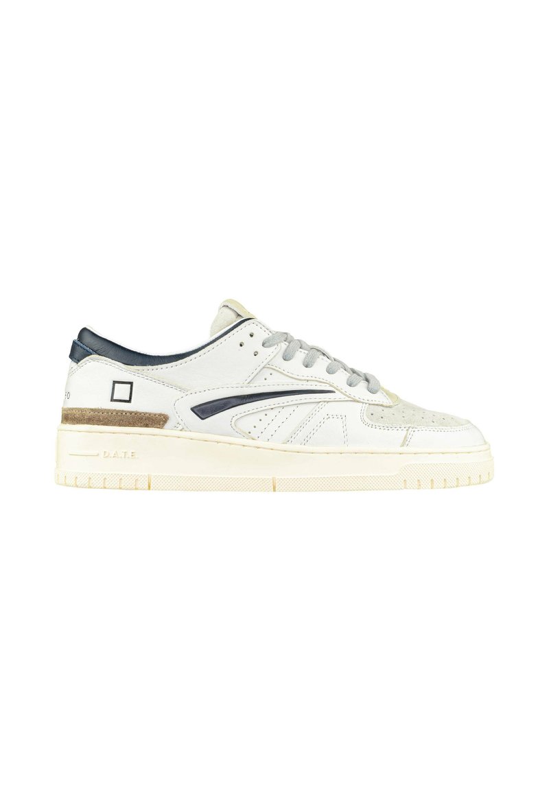 Sneaker in pelle bianca con dettagli grigi e blu navy, caratterizzati da una tomaia testurizzata, lacci piatti e una robusta suola in gomma color crema.