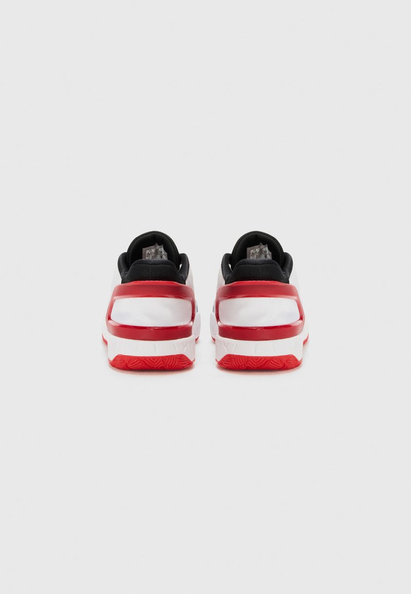 Sneaker mit einem schwarzen Mesh-Obermaterial, roten Akzenten und einer weißen Zwischensohle. Verfügt über eine strukturierte Gummisohle und einen gestalteten Absatz für zusätzliche Unterstützung.