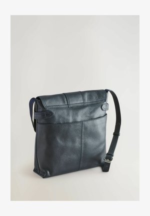 Sötétkék bőr válltáska texturált felszínnel, egyetlen pánttal, felső fedéllel és elölnézeti zsebbel. Tűzéses díszítéssel és strukturált formával rendelkezik.