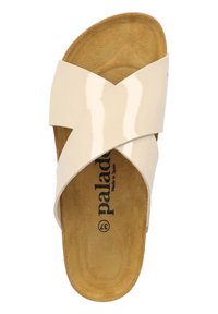 Sandal de deslizamiento en color beige claro con tiras cruzadas brillantes, plantilla tipo ante y suela en tono marrón. Logo "Paladon" impreso en la plantilla.