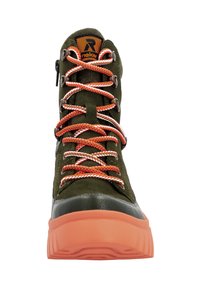 Botte montante avec un dessus en synthétique vert olive, des lacets contrastants orange et blancs, et une semelle orange texturée. Dispose d'une fermeture éclair sur le côté.