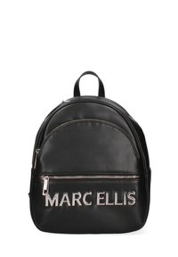 Zaino in pelle nera con design arrotondato, dotato di tasca frontale con zip e lettering metallico "MARC ELLIS" nella parte inferiore.