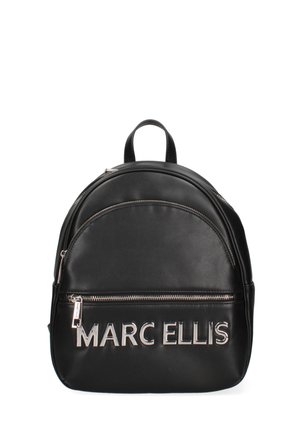 Sac à dos en cuir noir au design arrondi, muni d'une poche zippée à l'avant et de lettres métalliques "MARC ELLIS" dans la zone inférieure.