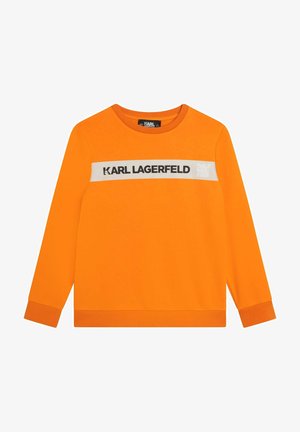 Sudadera naranja con una banda horizontal blanca que lleva el texto "KARL LAGERFELD" en negro. Mangas largas y ribetes en los puños y en el cuello.