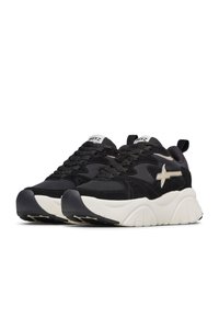 Le sneaker sportive nere presentano una tomaia strutturata, una suola intermedia bianca in contrasto, lacci e un logo con accento dorato. Design chunky e arrotondato.
