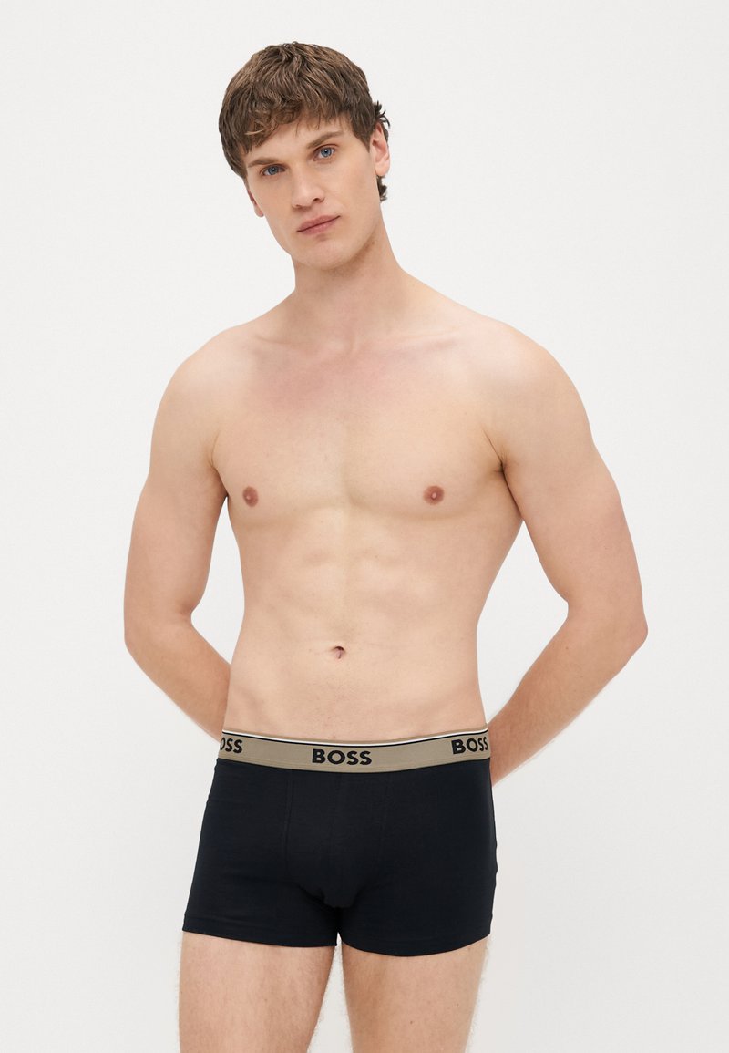 Μαύρα boxer briefs με εφαρμοστό σχεδιασμό, ελαστική μέση με το λογότυπο "BOSS" σε χρυσό, λεία βαμβακερή ύλη και ελάχιστες ραφές.