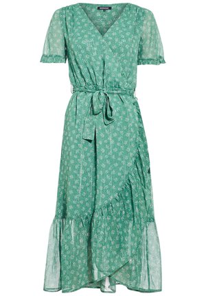 Robe portefeuille verte à motifs floraux avec manches courtes, col en V, ceinture à la taille et ourlet asymétrique à volants.