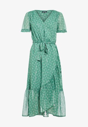 Robe portefeuille verte à motifs floraux avec manches courtes, col en V, ceinture à la taille et ourlet asymétrique à volants.