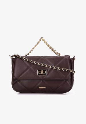 Borsa a tracolla in pelle marrone trapuntata con una catena dorata e una chiusura rettangolare. Presenta una placca con logo sulla parte anteriore e una texture morbida.