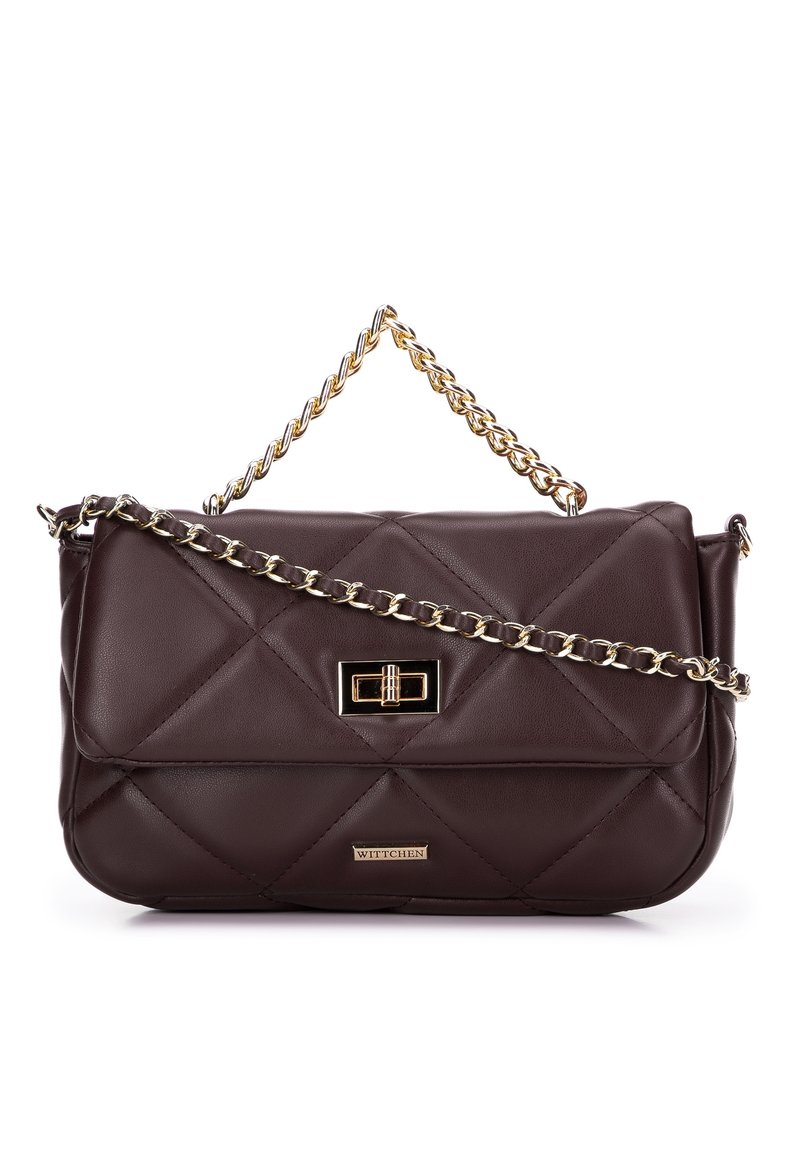 Zdobiona brązowa torebka ze skóry ekologicznej z złotym łańcuszkiem i prostokątnym zapięciem. Na froncie znajduje się plakietka z logo oraz miękka faktura.