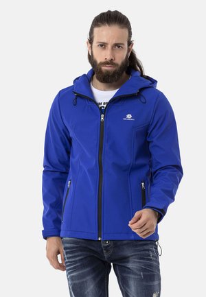 Blaue Softshelljacke mit Reißverschluss vorne, verstellbarem Kapuzen, schwarzen Akzenten und zwei seitlichen Reißverschlusstaschen. Strukturierter Stoff und taillierte Passform.