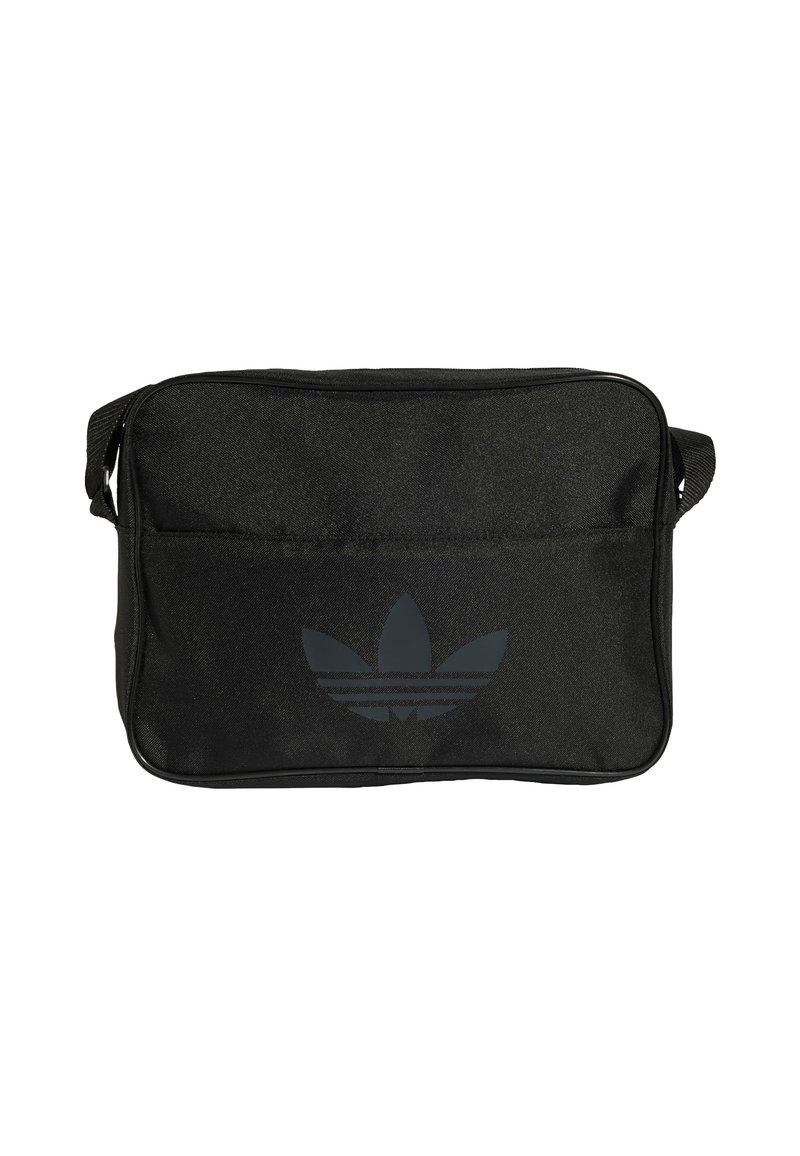 Sac messenger noir avec une finition texturée, arborant un grand logo Adidas gris foncé à l'avant, une bandoulière réglable et une fermeture à glissière.