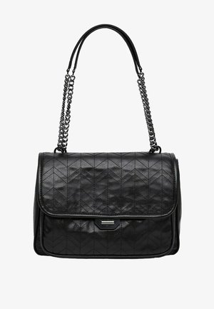 Zwarte, gewatteerde schoudertas van leer. Voorzien van een klep met sluiting, een ketting- en leren band en zilveren beslag. Getextureerd chevronpatroon.