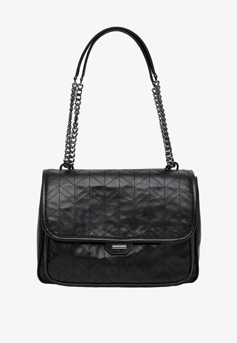 Zwarte, gewatteerde schoudertas van leer. Voorzien van een klep met sluiting, een ketting- en leren band en zilveren beslag. Getextureerd chevronpatroon.