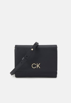 LOCK TRIFOLD CHAIN - Monedero - black