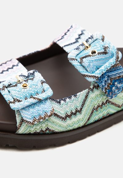 Σανδάλι με ανοιχτά δάχτυλα και μαύρη σόλα, με ιμάντες από ύφασμα με ζιγκ-ζαγκ σχέδιο σε μπλε, πράσινο και λευκό και με δύο ρυθμιζόμενες αγκράφες.