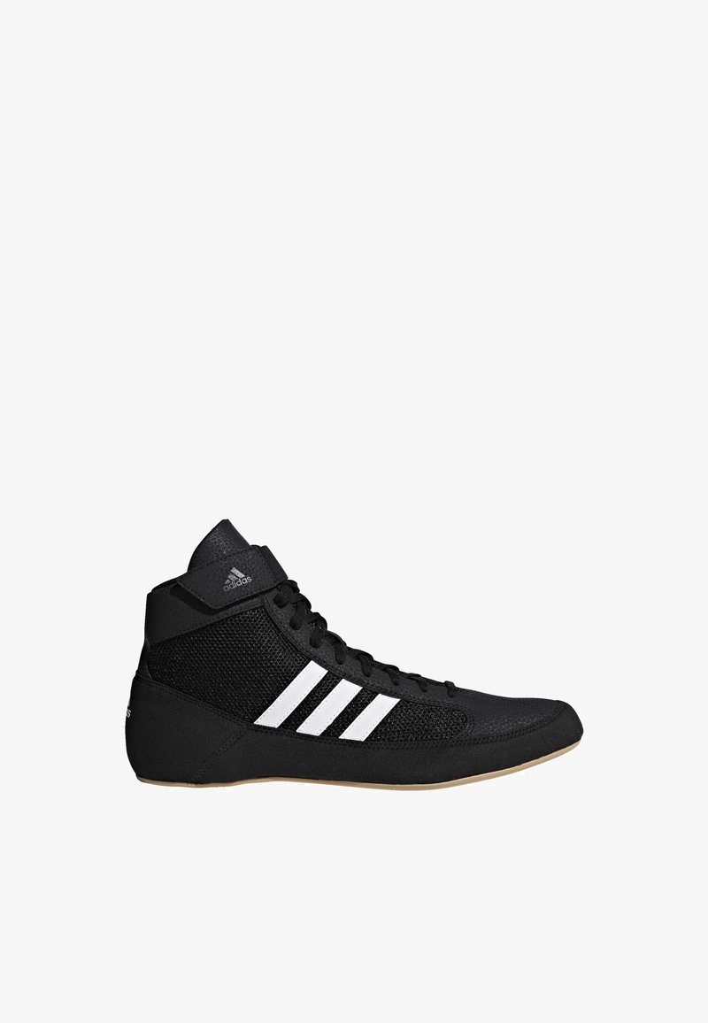 Chaussure de sport Adidas noire montante avec des bandes blanches et une semelle en gomme, conçue pour le maintien de la cheville et un usage sportif.