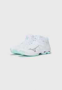 Baskets de sport blanches avec des accents bleu clair et un logo argenté. Présentent une tige en mesh respirant et une semelle rembourrée avec un matériel visible.