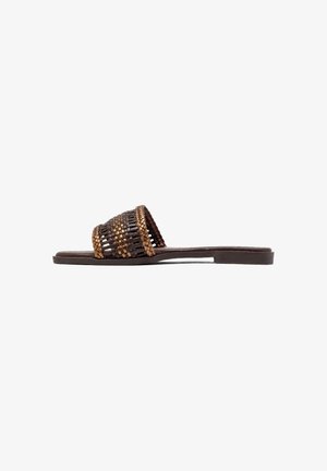 Flad brun slidesandal med flettet rem med mørke og metalliske bronzedetaljer.