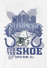 Hvid T-shirt med blå grafisk print af en fodboldhjelm, teksten "Verdensmestre for skoene" og "Super Bowl XLI" nedenfor.