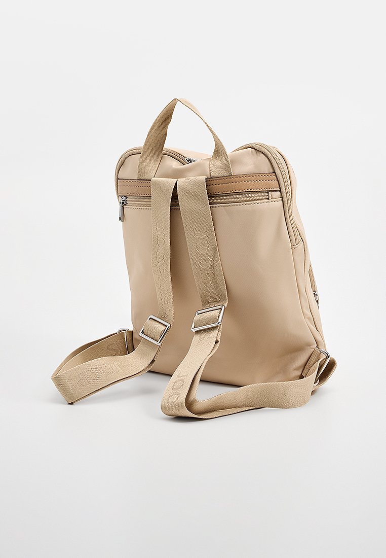 Beige Rucksack aus glattem Stoff mit verstellbaren Trägern, zwei Reißverschlussfächern und verstärkten Nähten für Langlebigkeit.