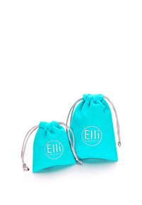 Borse in tessuto turchese per gioielli, una più grande e una più piccola, con chiusura a coulisse e un logo circolare che recita "Elli we love jewels."