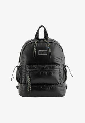 Schwarzer Nylon-Rucksack mit gepolstertem Körper, doppelten oberen Griffen, vorderer Reißverschlusstasche und mehrfarbigen Kordeln. Mit elegantem, rundem Design.