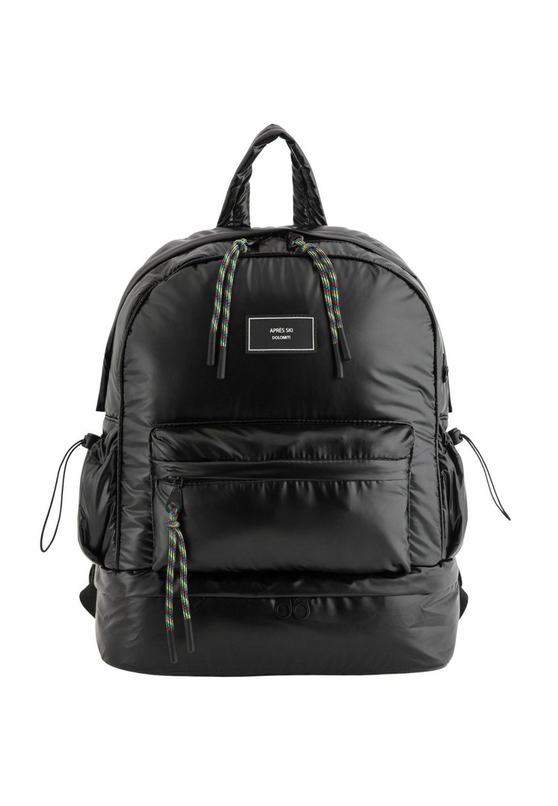 Czarny nylonowy plecak z wyścielanym korpusem, podwójnymi uchwytami u góry, przednią kieszenią na zamek błyskawiczny oraz kolorowymi sznurkami. Charakteryzuje się smukłym, zaokrąglonym kształtem.