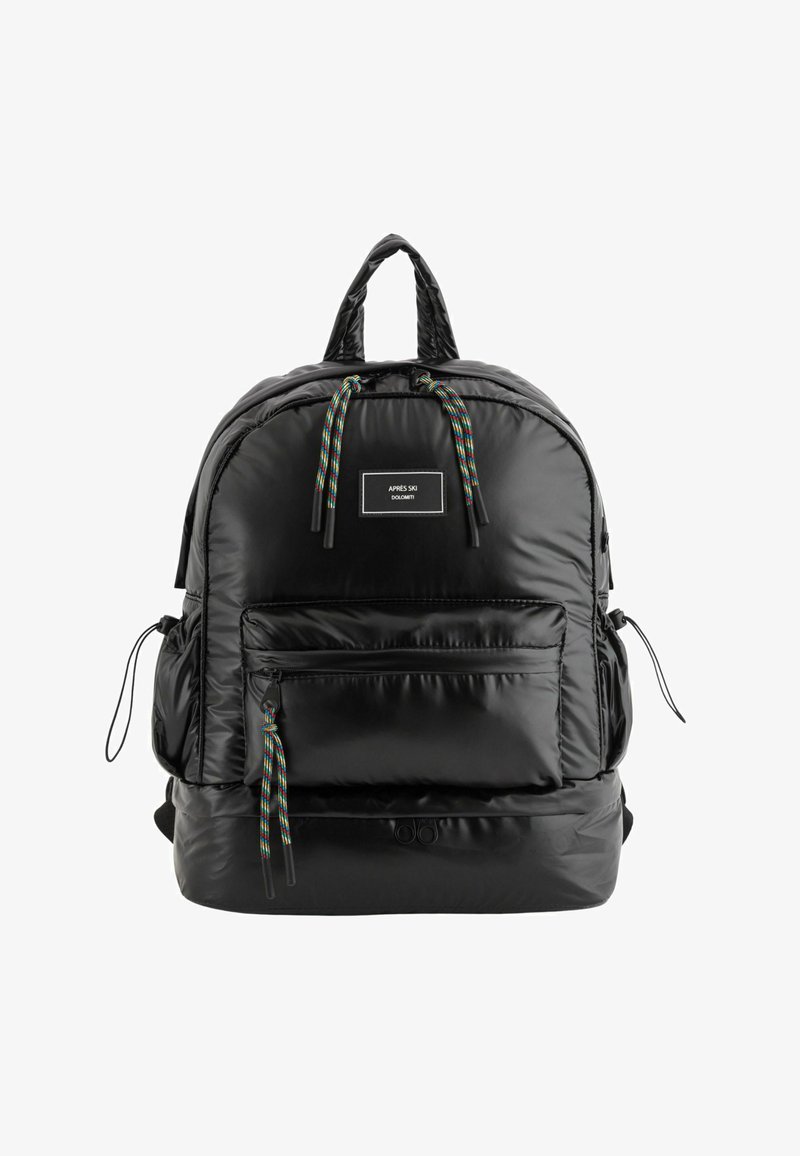 Czarny nylonowy plecak z wyścielanym korpusem, podwójnymi uchwytami u góry, przednią kieszenią na zamek błyskawiczny oraz kolorowymi sznurkami. Charakteryzuje się smukłym, zaokrąglonym kształtem.