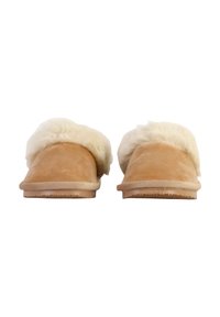 Pantofole in suede beige con bordatura in pelliccia bianca, suola piatta, punta arrotondata e design semplice. Tessuto morbido senza hardware visibile o motivi.