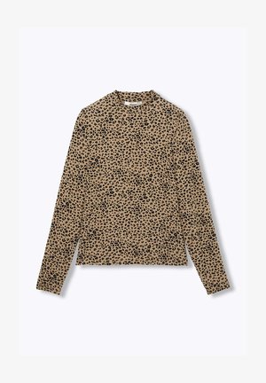 Haut à manches longues en tissu beige avec un motif imprimé léopard noir. Dispose d'un col rond et d'une silhouette ajustée.