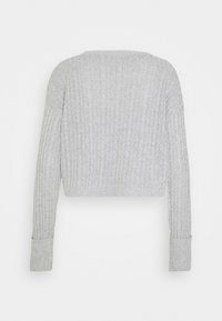 Gekürzter grauer Strickpullover mit gerippter Textur und langen Ärmeln mit umgeschlagenen Manschetten, entworfen für eine figurbetonte Silhouette.