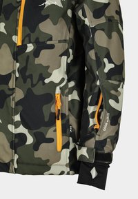 Kamouflagejacka i nyanser av grönt och svart, med orange blixtlås, fickor med blixtlås och kardborreband runt ärmarna för en säker passform.