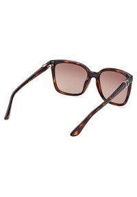  schildpadpatroon zonnebril met een vierkant frame, gradient glazen en slanke veren met metalen accenten op de scharnieren.