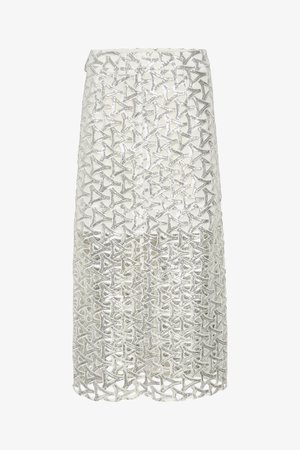 Biała spódnica z cekinami o geometrycznym wzorze gwiazdy, o długości midi, z misternymi wycięciami i gładką teksturą.