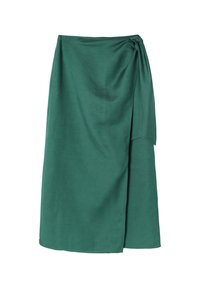 Falda envolvente verde, de longitud hasta la rodilla, hecha de tejido suave. Presenta un cierre con lazo lateral y un diseño suave y fluido con textura mínima.
