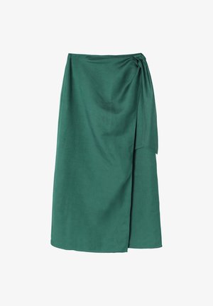 Grøn, knælængde indpakningsskørt lavet af glat stof. Har en sidebåndlåsning og et blødt, flydende design med minimal tekstur.