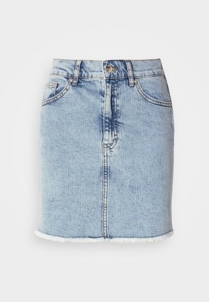 Světle modrá denimová sukně s rovného střihu, třepeným lemem, pěti kapsami a předním zapínáním na knoflík. Hladká textura s vybledlými akcenty.
