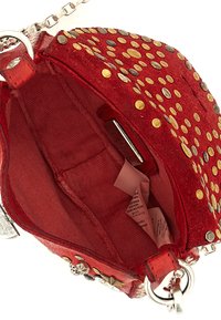 Borsetta in camoscio rosso con borchie dorate e argentate, tracolla a catena argentata e etichette di tessuto parzialmente visibili all'interno.