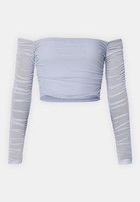Lyseblå av-skulderen crop topp med lange rynkede ermer, myk tekstur, tettsittende design og sømløs finish ved halslinjen.