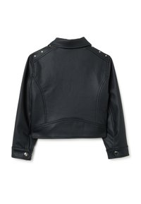 Veste en cuir synthétique noire avec un design court, des poignets à boutons-pression, des clous sur les épaules et une texture lisse. Présente des coutures structurées au dos.