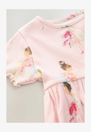 Robe rose à côtes avec jupe à plusieurs couches, ornée d'imprimés de ballerines en aquarelle, manches courtes et encolure ronde.