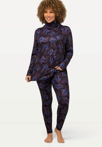 Completo activewear nero con top a collo alto e leggings aderenti, caratterizzato da un motivo astratto colorato con linee blu e viola. Texture morbida.