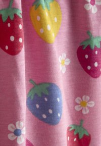 Tissu à fond rose avec un motif de fraises rouges, jaunes et bleues ainsi que des marguerites blanches aux feuilles vertes.