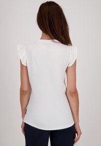 Witte blouse met rimpelige capmouwen, gladde stof en een ronde zoom, met een minimaal ontwerp en een schone, klassieke silhoët.