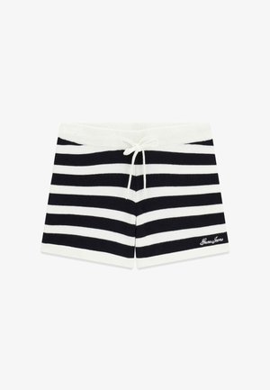Schwarz-weiß gestreifte Strickshorts mit weißem Kordelzug am Bund und "Guess Jeans"-Logo unten rechts.