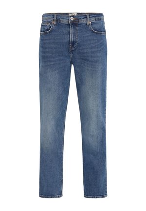 Dżinsy w średnim niebieskim odcieniu, z prostym krojem nogawki, pięcioma kieszeniami i kontrastowym szwem. Zapięcie na guzik w talii.